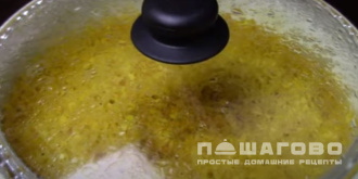 Фото приготовления рецепта: Рассыпчатый рис на гарнир на сковороде - шаг 5