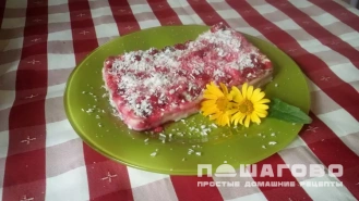 Фото приготовления рецепта: Молочная запеканка с вишней - шаг 4