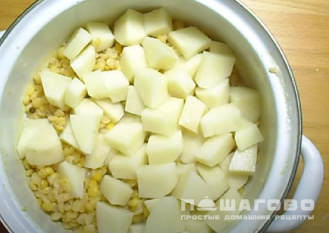 Фото приготовления рецепта: Гороховый суп в духовке в горшочке с мясом - шаг 2