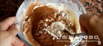 Фото приготовления рецепта: Кекс в микроволновке без молока - шаг 2