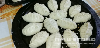 Фото приготовления рецепта: Бабушкины пирожки с сыром и яйцом - шаг 15