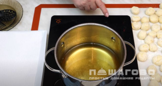 Фото приготовления рецепта: Творожные шарики жареные во фритюре - шаг 4
