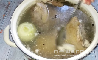 Фото приготовления рецепта: Колбаса из свиных шкурок в пластиковой бутылке - шаг 1