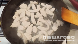Фото приготовления рецепта: Бефстроганов из курицы со сметаной - шаг 1