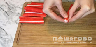 Фото приготовления рецепта: Закуска из крабовых палочек с сыром и зеленью - шаг 5