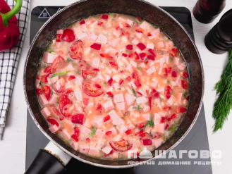 Фото приготовления рецепта: Омлет с вареной колбасой и овощами - шаг 5