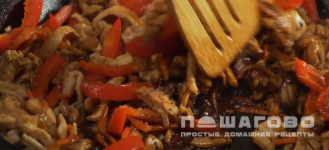 Фото приготовления рецепта: Гречневая лапша по-японски с курицей и овощами - шаг 11