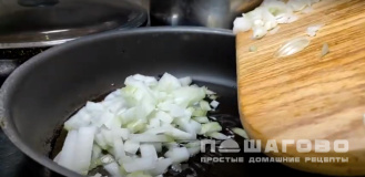 Фото приготовления рецепта: Рассольник классический с рисом и огурцами - шаг 3