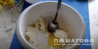 Фото приготовления рецепта: Сырники с персиками - шаг 2