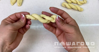 Фото приготовления рецепта: Кручёные пончики на кефире - шаг 4