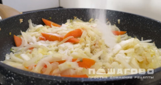 Фото приготовления рецепта: Тушеная пекинская капуста - шаг 3
