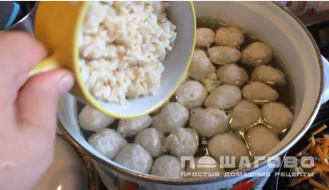 Фото приготовления рецепта: Сырный суп с куриными фрикадельками - шаг 6