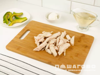 Фото приготовления рецепта: Ролл с курицей, авокадо и сыром - шаг 4