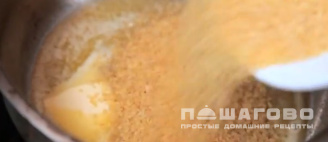 Фото приготовления рецепта: Каша из булгура с сухими фруктами и медом - шаг 2