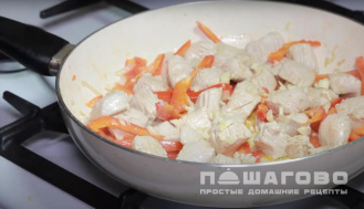 Фото приготовления рецепта: Индейка с овощами, кунжутом и соусом терияки - шаг 5