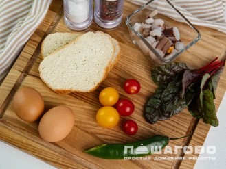 Фото приготовления рецепта: Яичница с морепродуктами - шаг 1