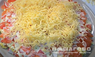 Фото приготовления рецепта: Слоеный салат с крабовым мясом - шаг 4