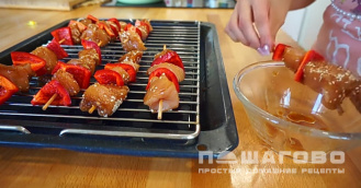 Фото приготовления рецепта: Шашлык куриный в духовке на шпажках - шаг 8