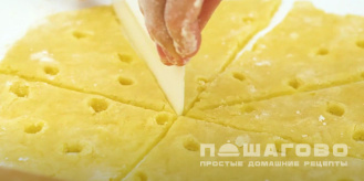 Фото приготовления рецепта: Печенье «Сырные крекеры» - шаг 7