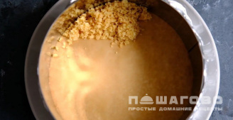 Фото приготовления рецепта: Чизкейк с вишней - шаг 8