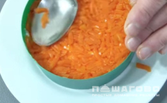 Фото приготовления рецепта: Салат Мясной с фруктами - шаг 3