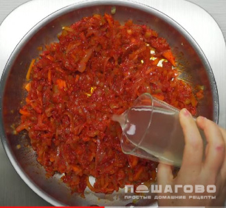 Фото приготовления рецепта: Мясная солянка с копченостями и пряными травами - шаг 2