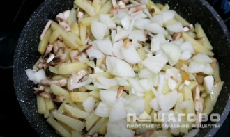 Фото приготовления рецепта: Жареная картошка с шампиньонами и луком на сковороде - шаг 6