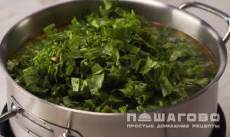Фото приготовления рецепта: Щавелевый суп классический с яйцом - шаг 5