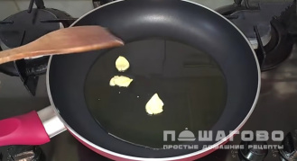 Фото приготовления рецепта: Цезарь по русски с тертым сыром и салатными листьями - шаг 5