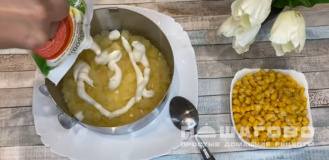 Фото приготовления рецепта: Салат из курицы с ананасами и кукурузой - шаг 4