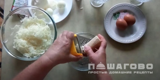 Фото приготовления рецепта: Овощные оладьи из патиссонов - шаг 2