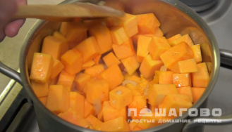 Фото приготовления рецепта: Тыквенный суп-пюре со сливками - шаг 2