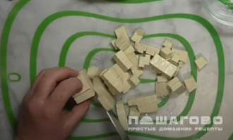 Фото приготовления рецепта: Салат с жареным тофу и кунжутом - шаг 3