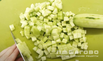 Фото приготовления рецепта: Салат с сухариками и крабовыми палочками - шаг 3