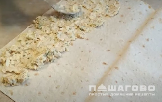 Фото приготовления рецепта: Рулет из лаваша с курицей и сыром - шаг 7