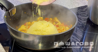 Фото приготовления рецепта: Кускус с курицей и болгарским перцем - шаг 8