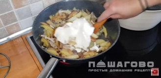 Фото приготовления рецепта: Картошка с опятами в сметане - шаг 8