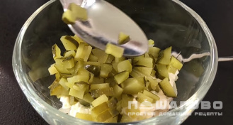 Фото приготовления рецепта: Салат Прага с курицей и черносливом - шаг 8