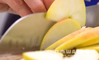 Фото приготовления рецепта: Простой рецепт шарлотки - шаг 4