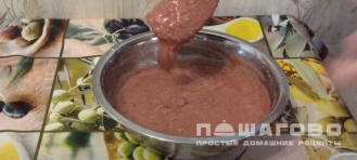 Фото приготовления рецепта: Оладьи из куриной печени - шаг 3