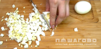 Фото приготовления рецепта: Салат оливье с мясом и свежими огурцами - шаг 8