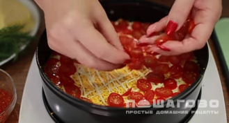 Фото приготовления рецепта: Норвежский салат с семгой - шаг 9