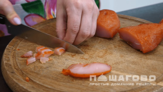 Фото приготовления рецепта: Салат с курицей морковью по-корейски и сухарями - шаг 3