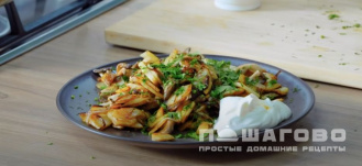Фото приготовления рецепта: Жареная картошка с грибами и луком - шаг 6