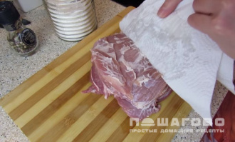 Фото приготовления рецепта: Буженина из карбоната свинины в пиве - шаг 1