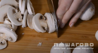 Фото приготовления рецепта: Крем-суп из шампиньонов и картофеля - шаг 2