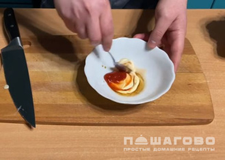Фото приготовления рецепта: Домашний бургер с мясной котлетой и беконом - шаг 2