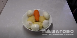 Фото приготовления рецепта: Оливье с крабовыми палочками и кукурузой - шаг 2