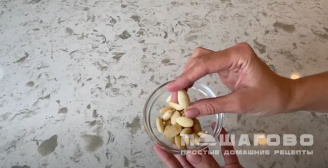 Фото приготовления рецепта: Домашние «Рафаэлло» с миндалем - шаг 4