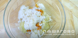Фото приготовления рецепта: Капустные котлеты в панировочных сухарях - шаг 7
